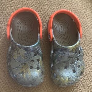 CROCS Iconic Comfort Kids Clog in Camouflage Print with Orange Heel Straps